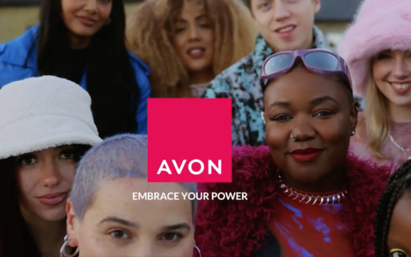Avon, yeni kampanyasıyla yeni markanın yeniden başladığını ortaya koyuyor
